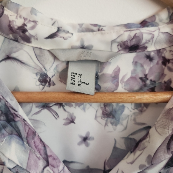 H&M buttoned flowy floral blouse sz 12 - Picture 7 of 8